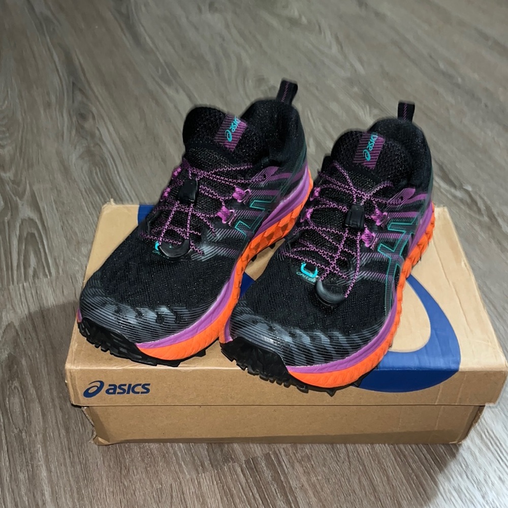 ASICS Trabuco Max, Women Sz 9.5 (runs small)